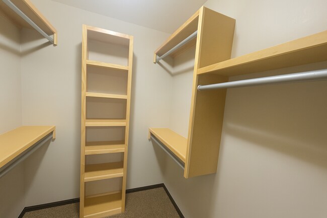 Building Photo - 2102/06 E Village Estates Dr
