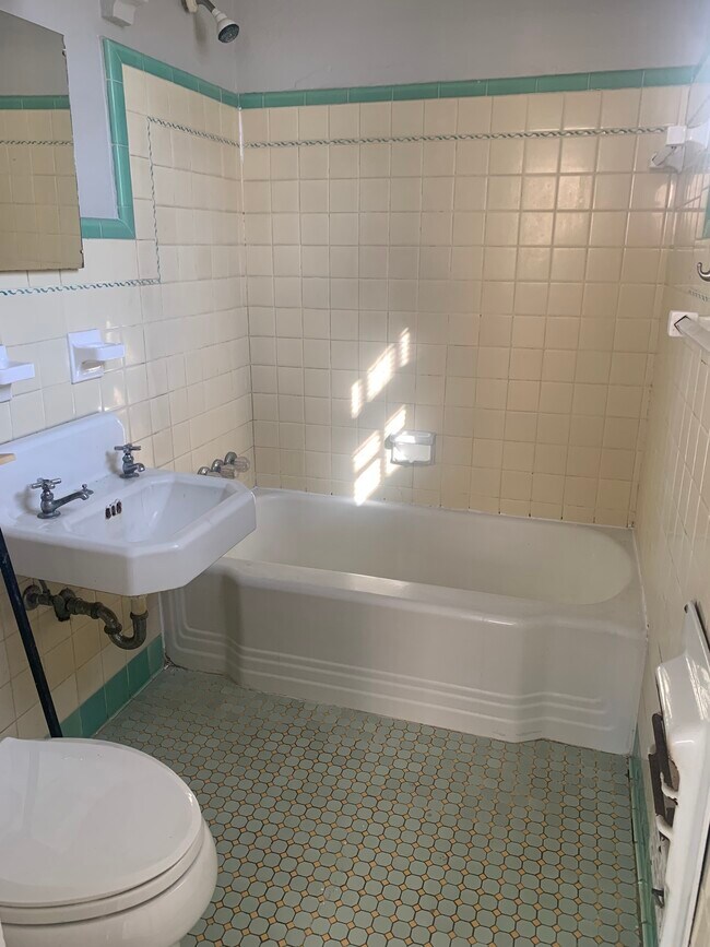 Building Photo - 115 E 55th St