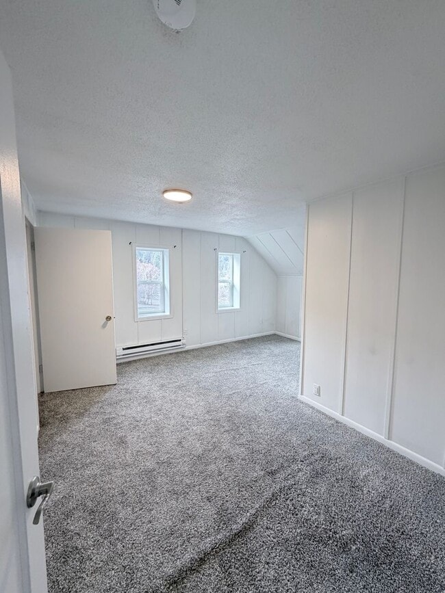 Building Photo - Lakeview 4-Bedroom Home Steps from Moore Park – Updated Throughout! 2.8 miles from Sky Lakes and OIT