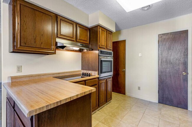 Building Photo - 6520 Delmonico Dr