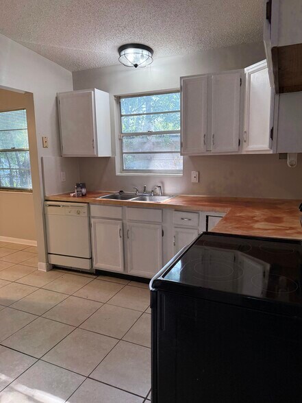 Kitchen - 6972 Bernay Ave