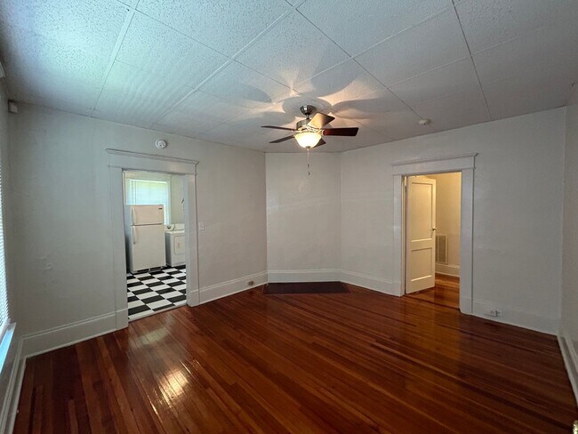 Building Photo - 1308 W Chapel Hill St