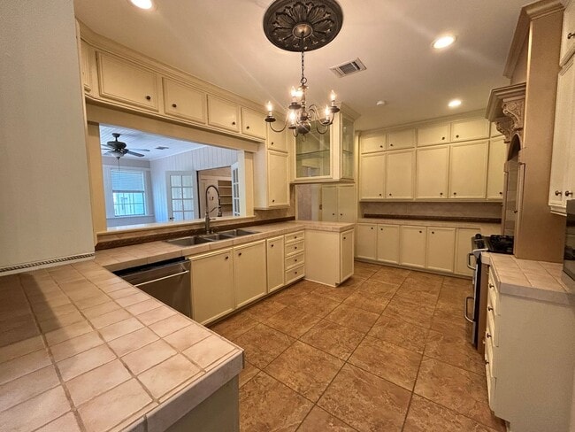 Building Photo - Gorgeous South Highlands 3 Bedroom Home