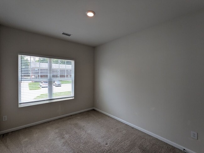 Building Photo - 3 BEDROOM TOWNHOME DOWNTOWN CONCORD-GREENW...