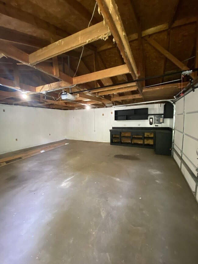 Building Photo - Updated 2 Bedroom 1 Bath