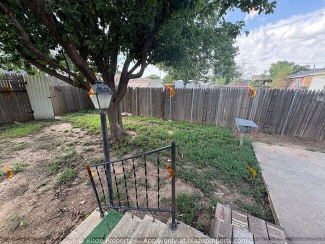 Building Photo - 4 bedroom 2 bathroom home in Lawndale read...