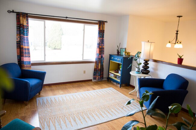 Upstairs living area - 1319 S Thompson Dr