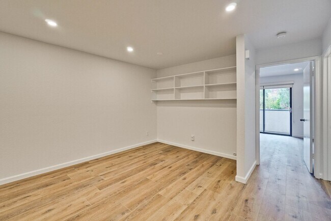 Building Photo - Recently upgraded Condo in a highly desirable location in Sunnyvale.