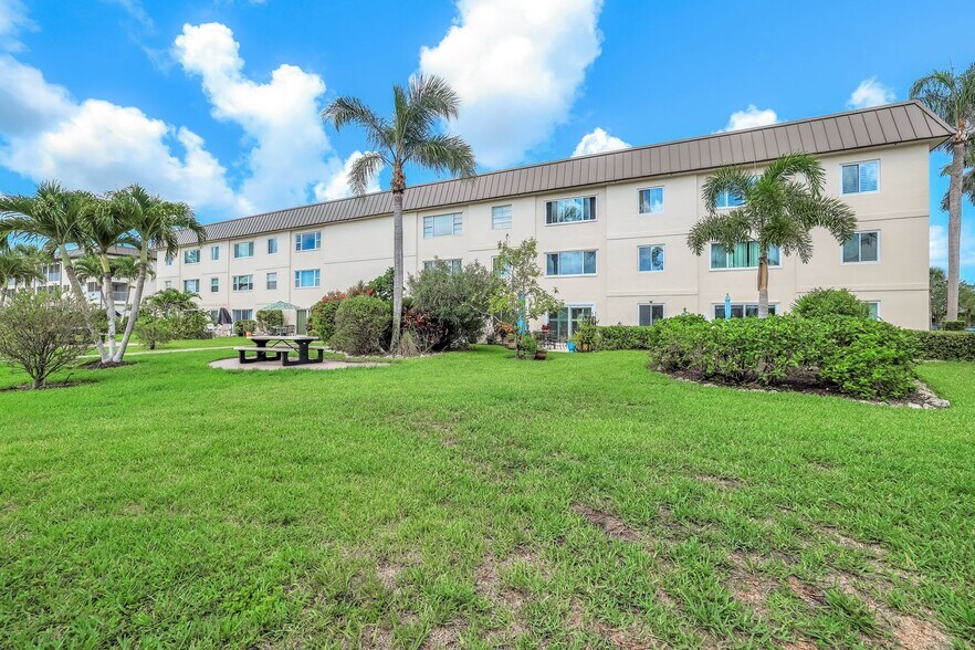 Building Photo - 1000 Manatee Rd