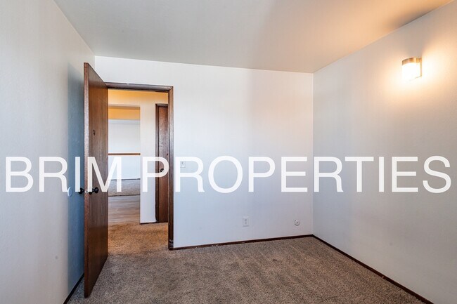 Building Photo - 290 100 E