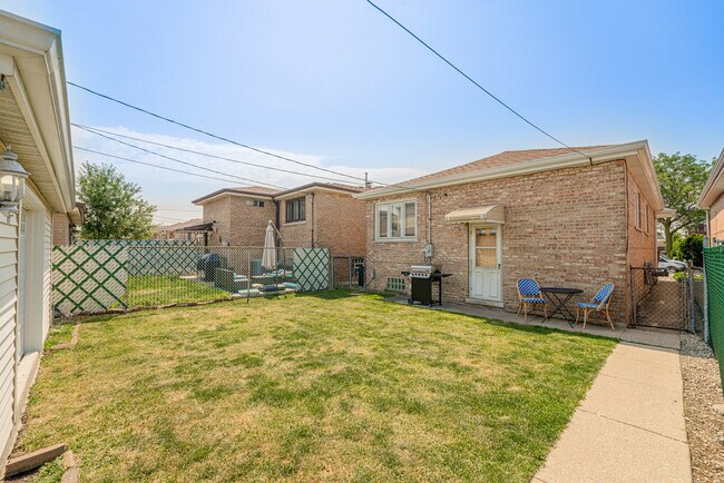 Building Photo - 5740 W 63rd Pl