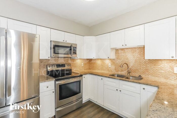 Building Photo - 1005 Greenbriar Dr