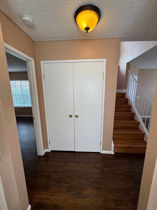 Building Photo - Move in Ready - Spacious 3 bed 2 bath Upda...