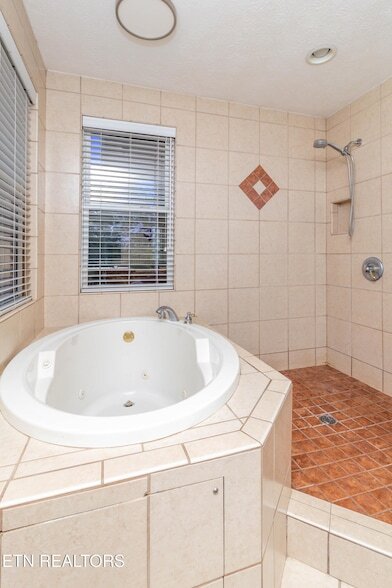 Building Photo - 2084 Allenridge Dr