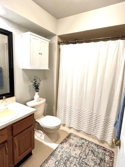 Upstairs full bath with shower/tub - 164 Milkweed Ct