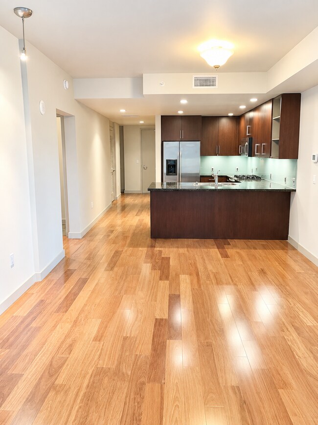 Building Photo - 910 Lenora St