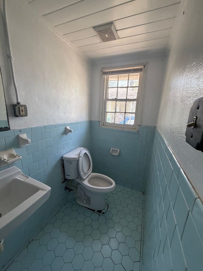 Building Photo - 607 E Gordon St