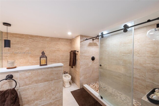 Building Photo - 520 Brickell Key Dr