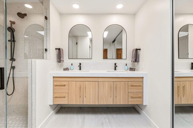 Building Photo - 179 Gran Via