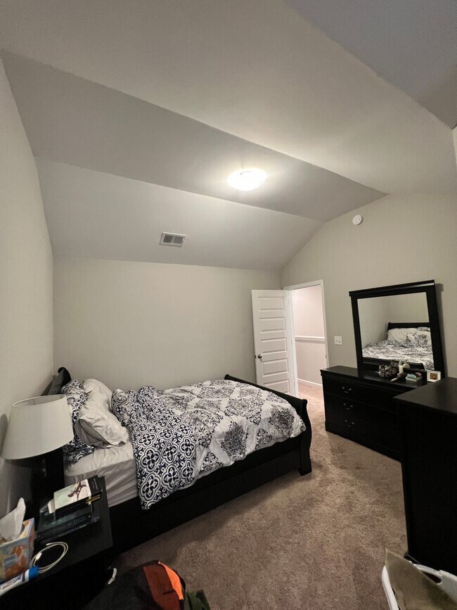 Building Photo - 3BR/2.5 BATH Townhome with Garage & Fenced...