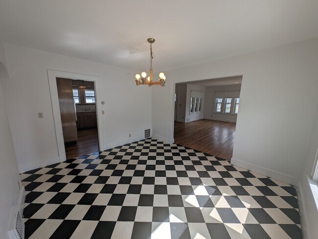 Building Photo - 105 Helen St