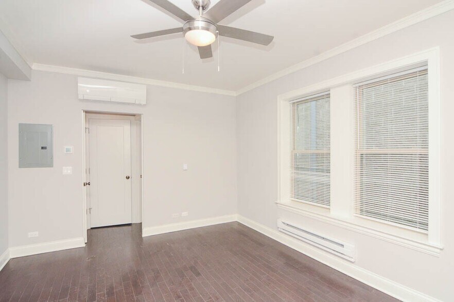 Building Photo - 645 W Wrightwood Ave