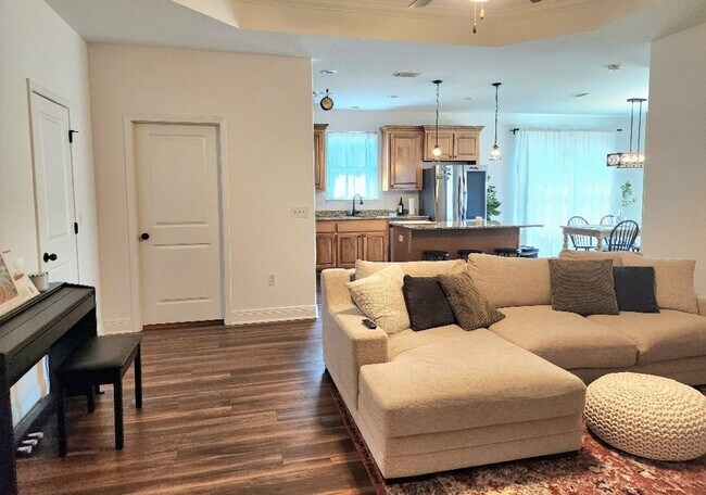 Building Photo - Discover Fine Living in this Captivating 3 Bed/2 Bath Home!