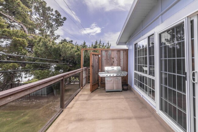 Building Photo - 3335 Los Prados St