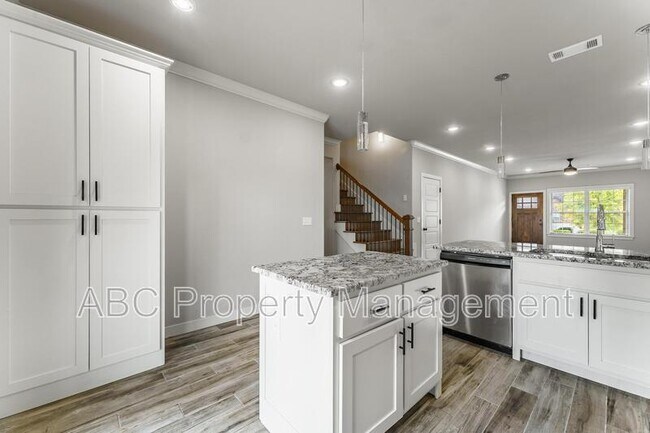 Building Photo - 3305 SW Hillstone Ave