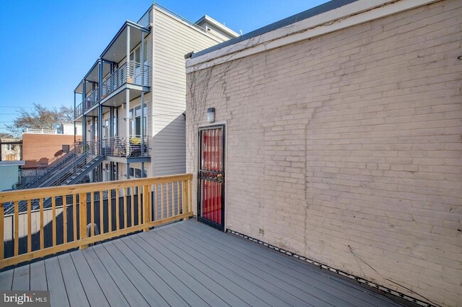 Building Photo - 504 L St NE