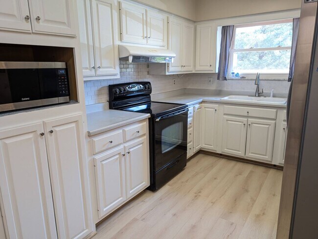 Building Photo - AVAILABLE NOW! Spacious 3 Bed / 2.5 Bath Home in Washington Twp with Basement!