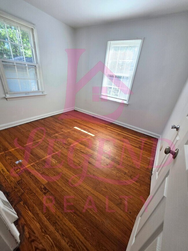 Building Photo - Charming 3-Bedroom 1.5 Bathroom Home in Ha...