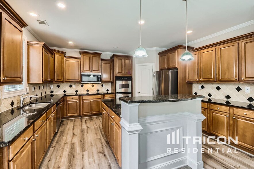 Building Photo - 3620 Little Spring Dr