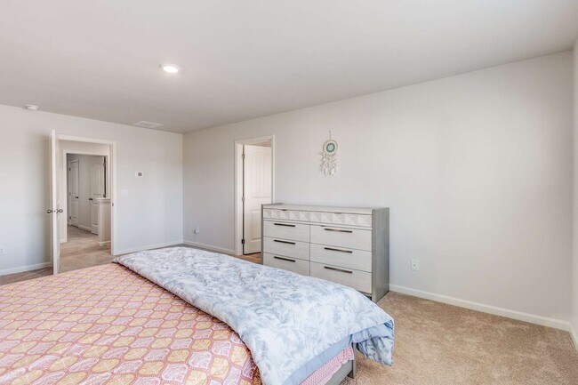 Building Photo - Like New - First Class Amenities