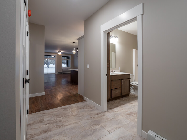 Building Photo - 653 Lake Forest Cir