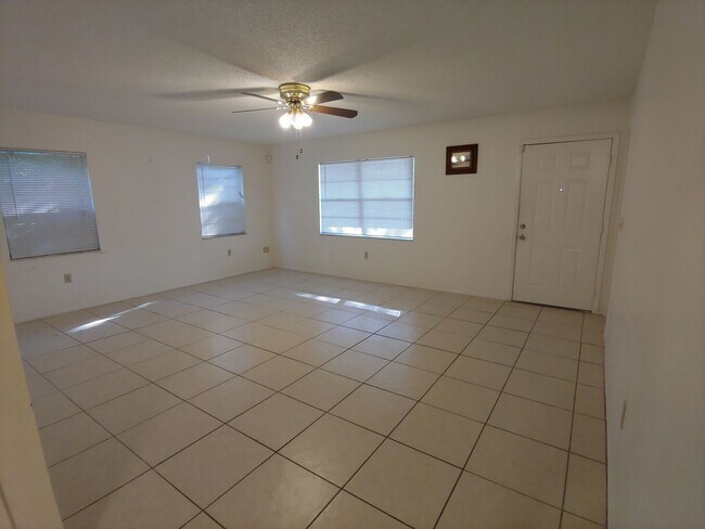 Building Photo - Nice 2 bed/ 2 bath/ 1 car garage near SRQ Airport - Ringling Museum Area