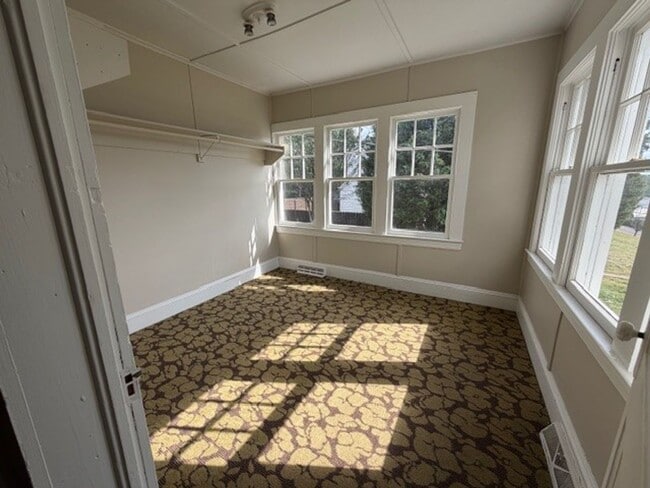 Building Photo - 2 bedroom, 1 bath House available NOW