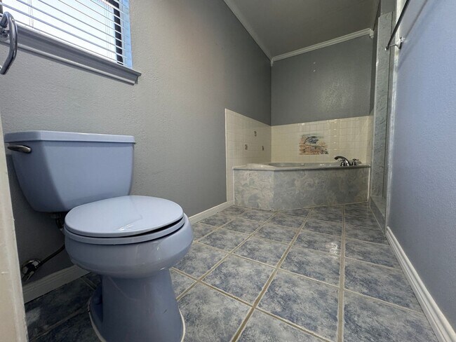 Building Photo - 2212 Phyllis Dr