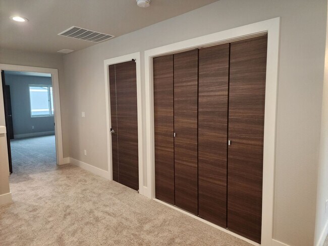 Building Photo - 3 bedroom Townhouse with Pool Access and E...