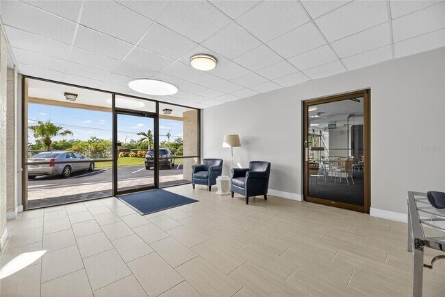 Building Photo - 7100 Sunshine Skyway Ln S