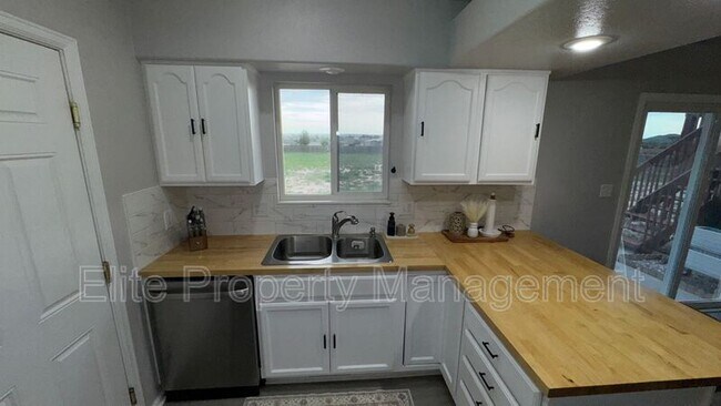 Building Photo - 1150 S Los Charros Dr