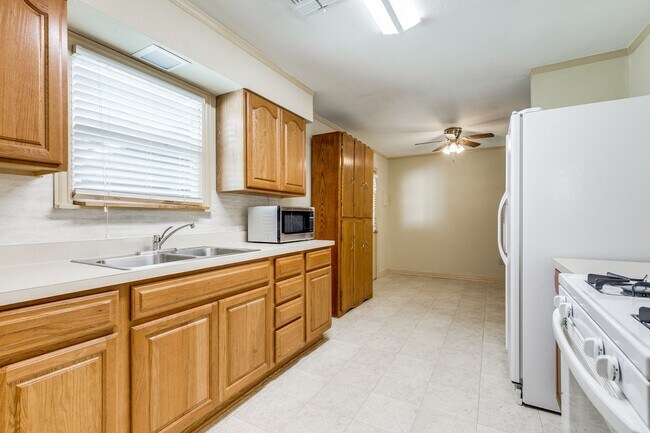 Building Photo - 322 Byrnes Dr