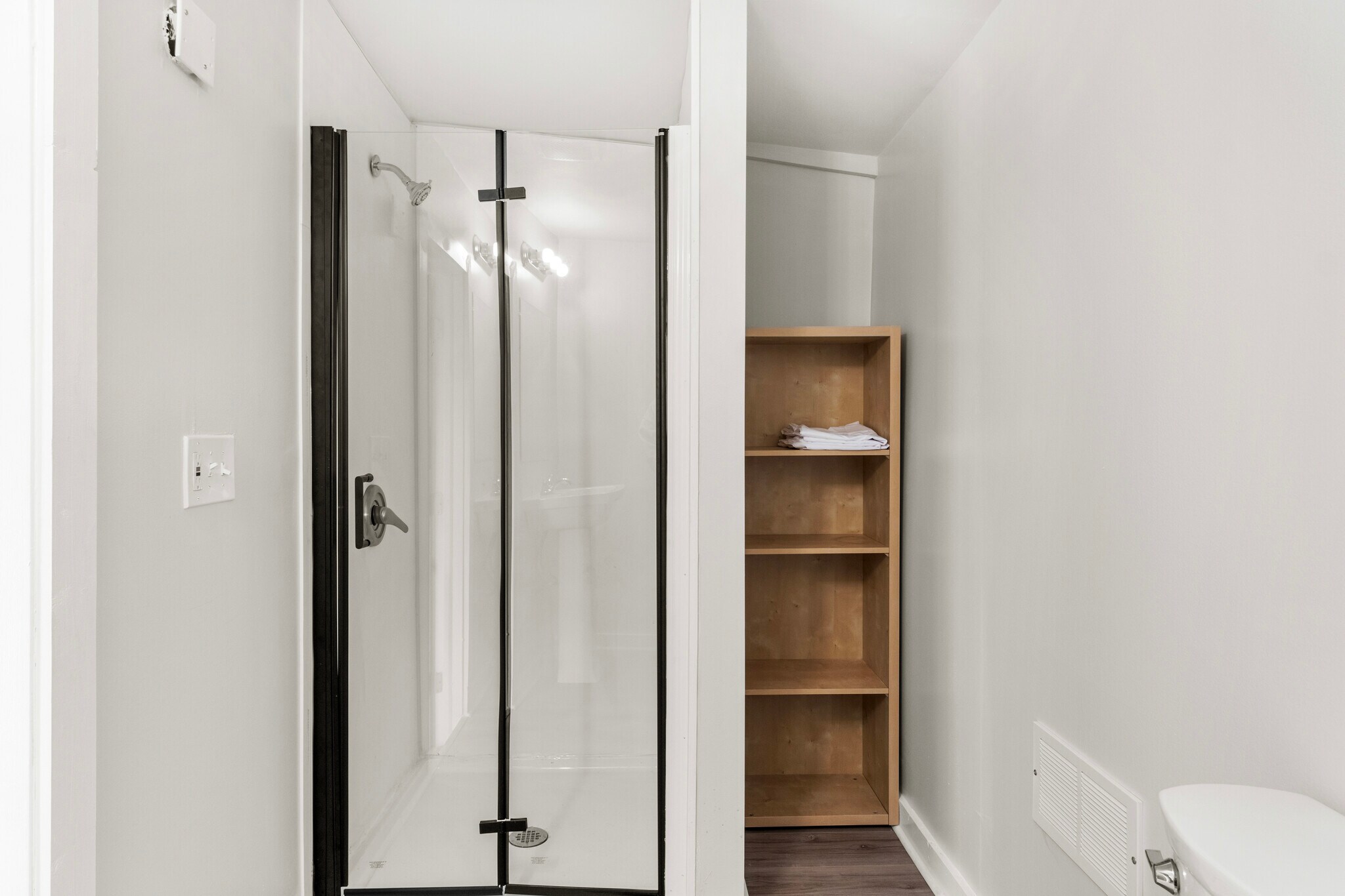 Building Photo - 3310 E 9th St