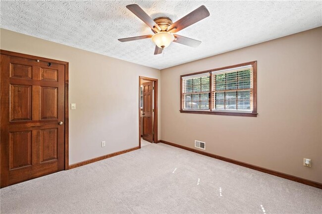 Building Photo - 106 Robinhood Dr