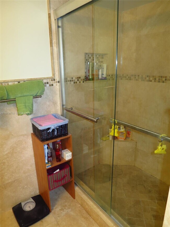 Building Photo - 600 NE 36th St