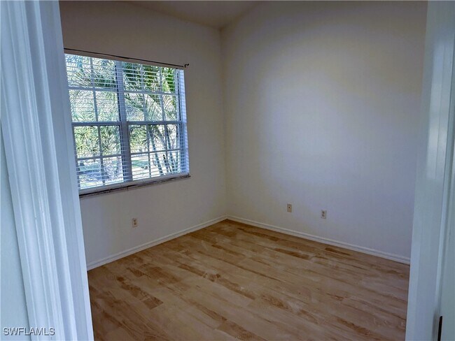 Building Photo - 1280 12th Ave NE