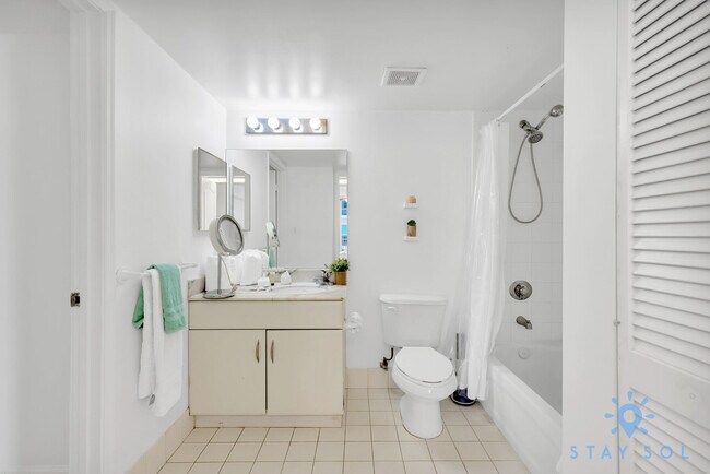 Building Photo - 1200 Brickell Bay Dr
