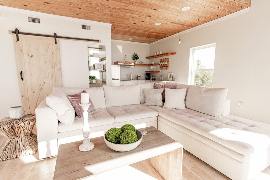 Building Photo - 6717 Belle Fontaine Dr