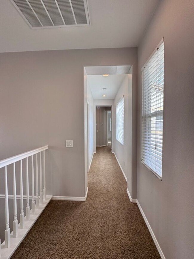Building Photo - Discover this beautifully upgraded 5 bedro...