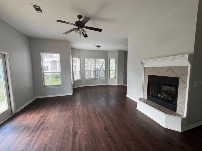 Building Photo - Three Bed / Three Bath with Fenced Yard an...